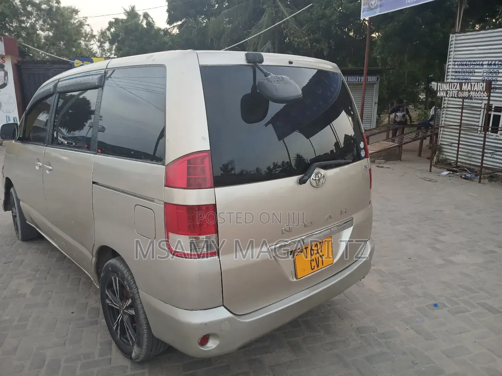 Toyota Noah 2.0 FWD (8 Seater) 2005 Gold