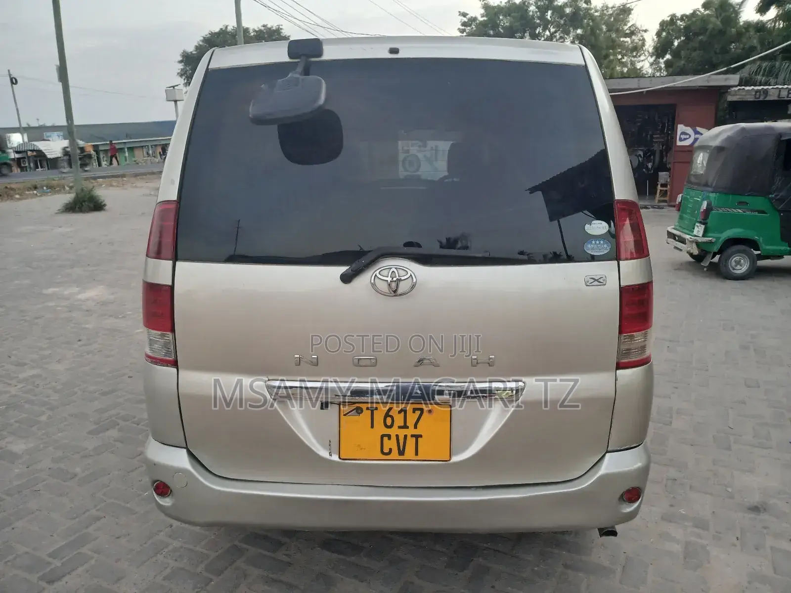 Toyota Noah 2.0 FWD (8 Seater) 2005 Gold