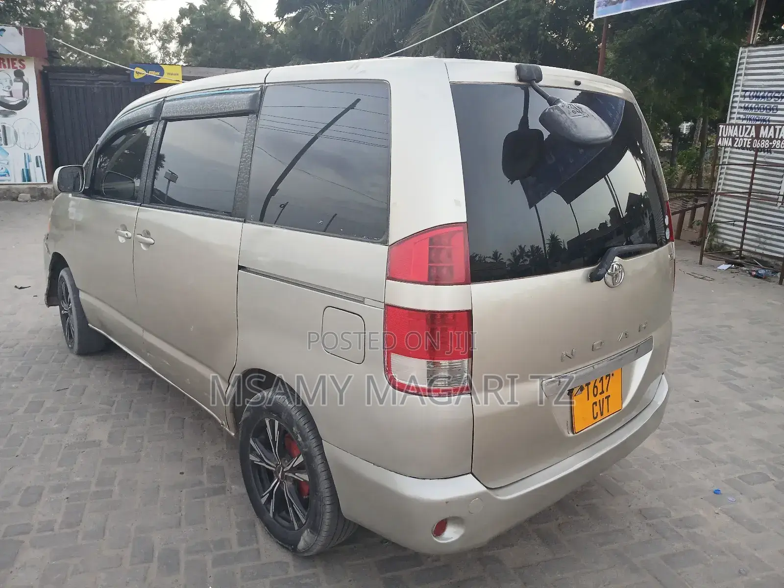Toyota Noah 2.0 FWD (8 Seater) 2005 Gold