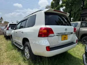 Toyota Land Cruiser 2010 White