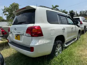 Toyota Land Cruiser 2010 White