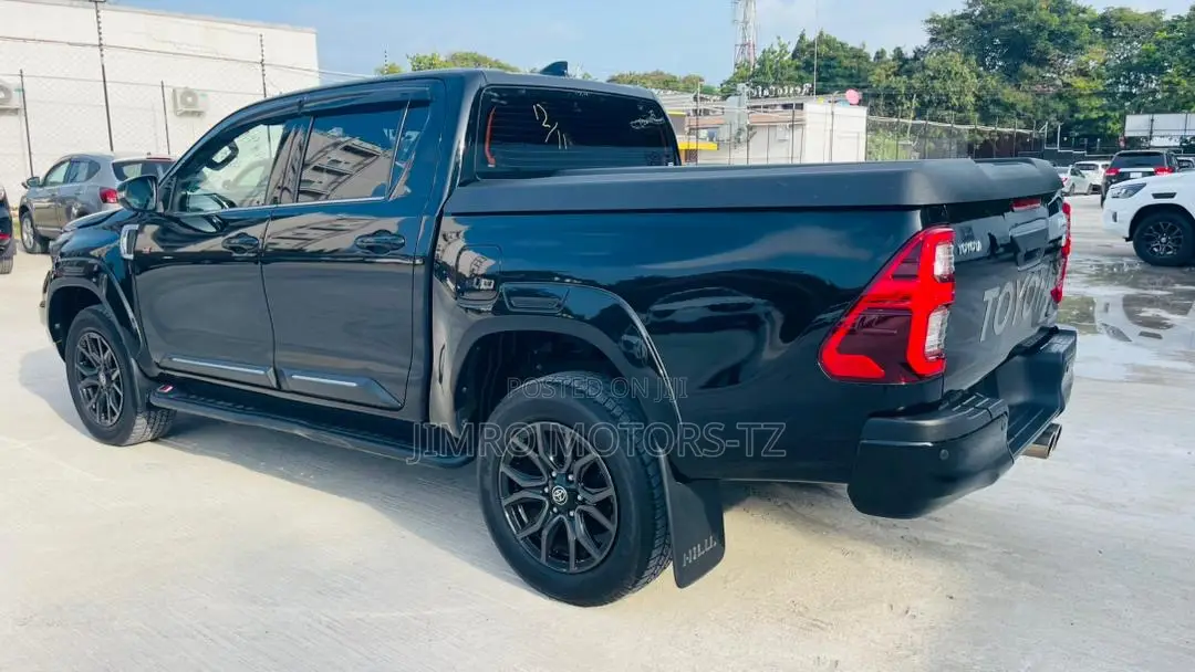 Toyota Hilux 2022 Black