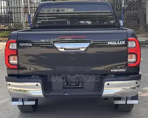 Toyota Hilux 2023 Matt Black