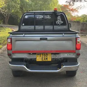 Toyota Hilux 2003 Gray