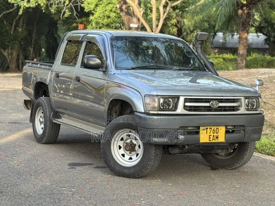 Toyota Hilux 2003 Gray