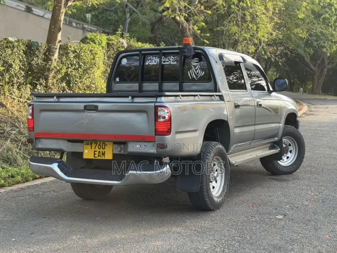 Toyota Hilux 2003 Gray