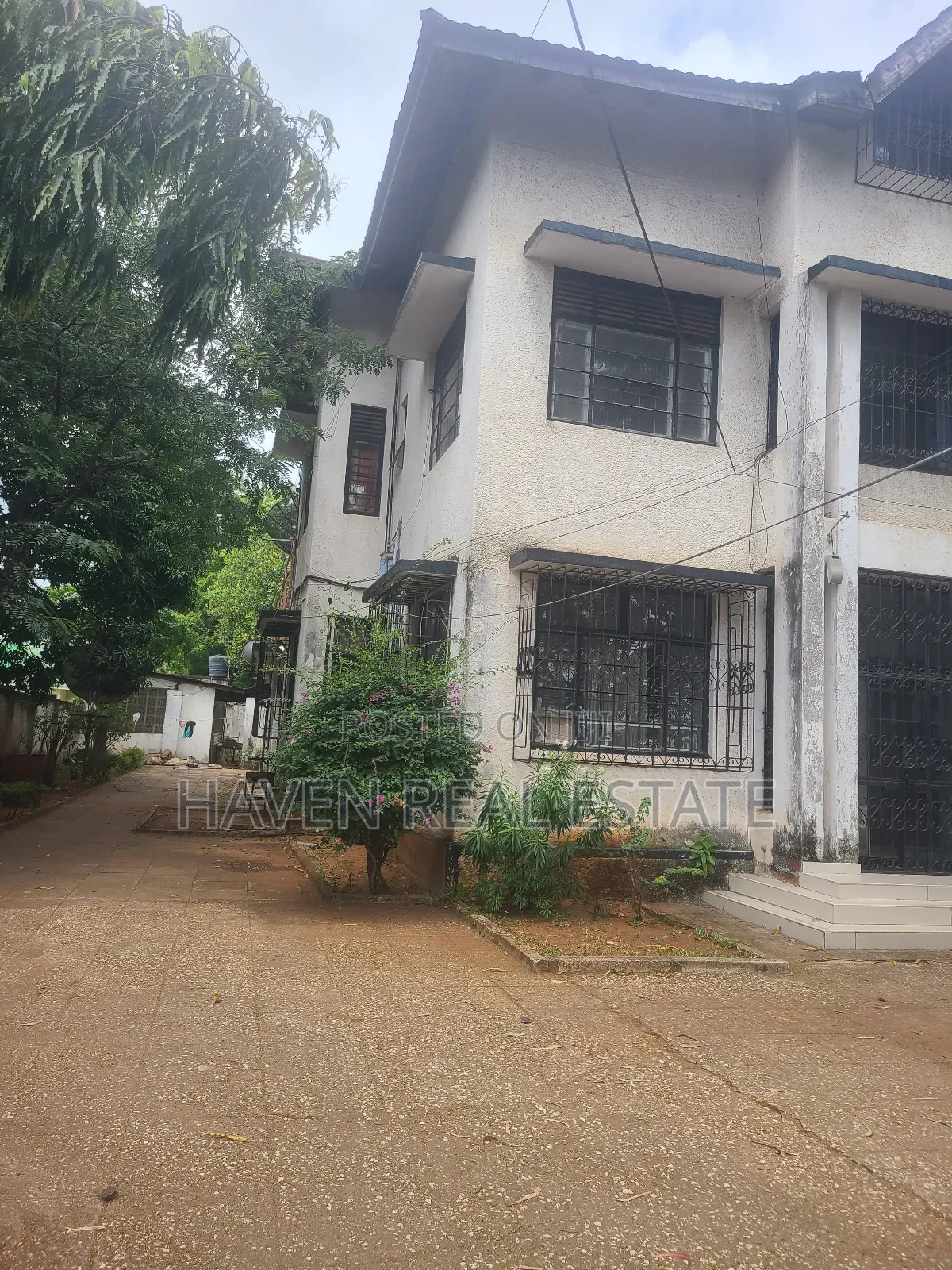 10bdrm House in Mikocheni for sale