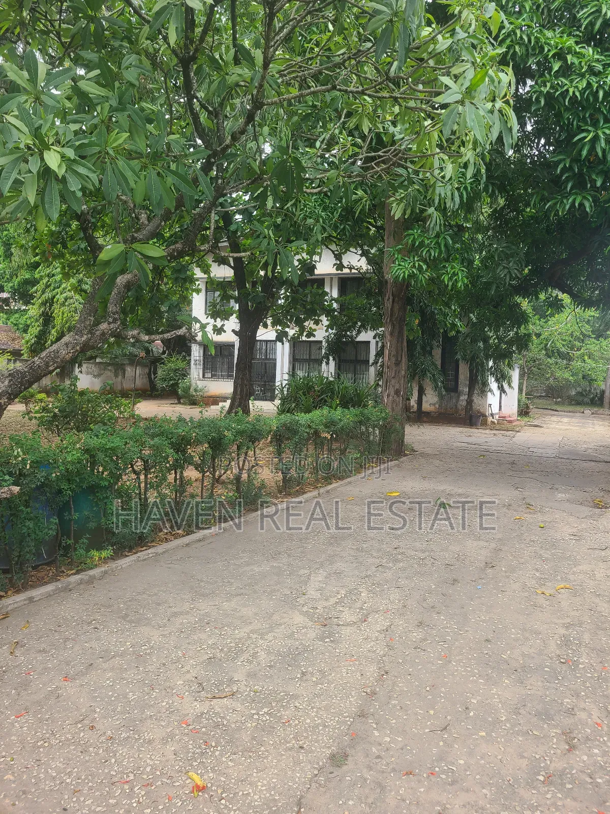 10bdrm House in Mikocheni for sale