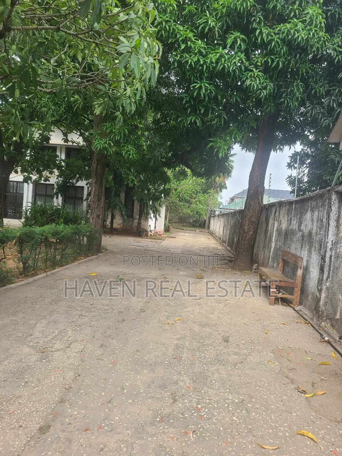 10bdrm House in Mikocheni for sale