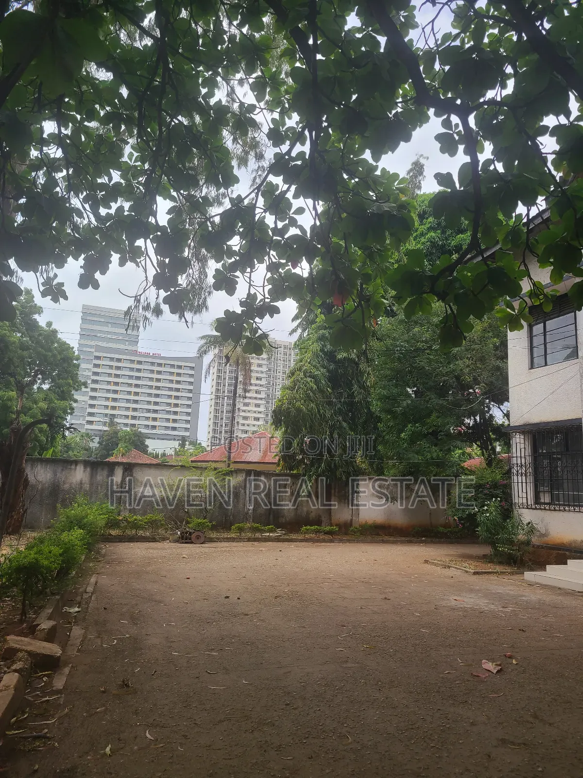 10bdrm House in Mikocheni for sale