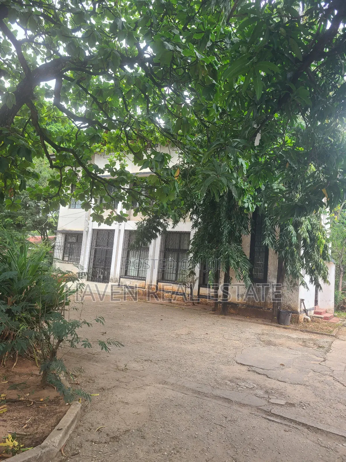 10bdrm House in Mikocheni for sale