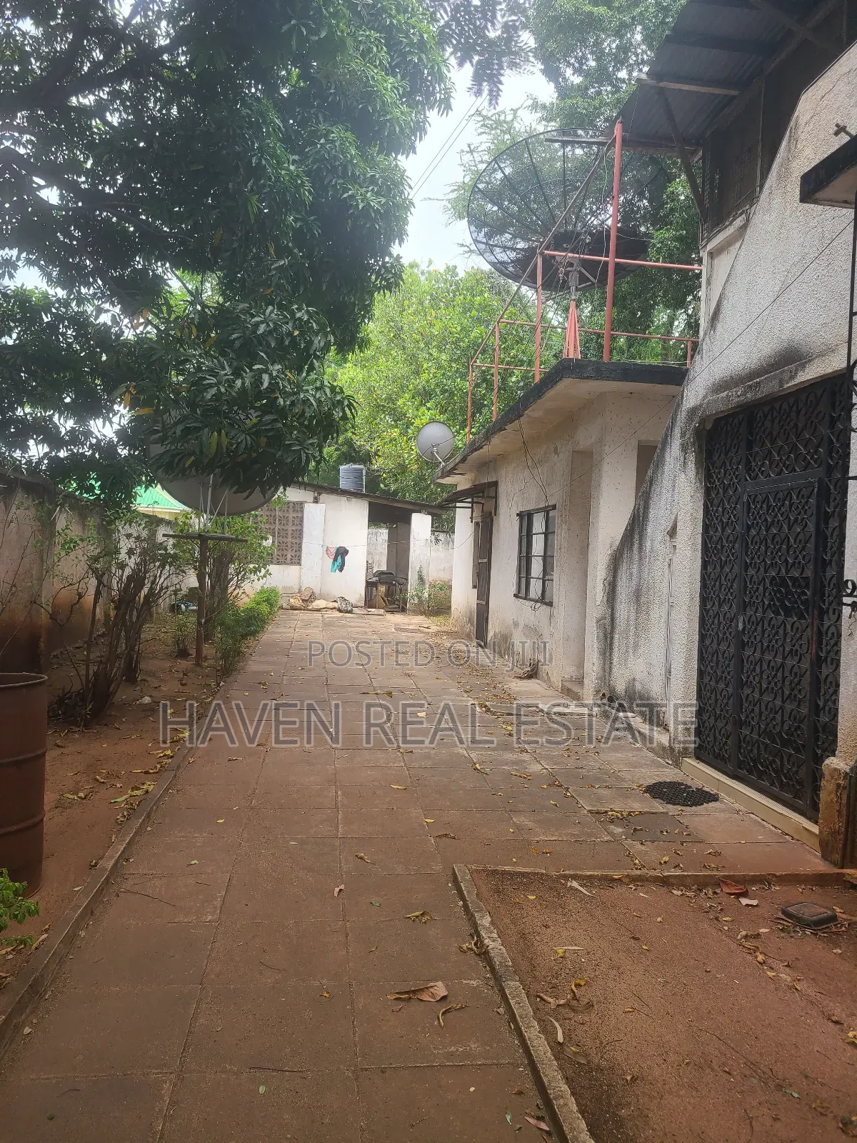 10bdrm House in Mikocheni for sale