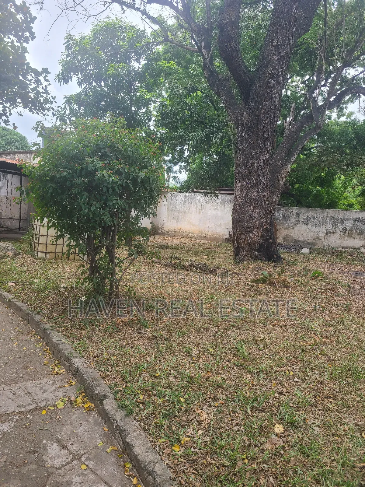 10bdrm House in Mikocheni for sale