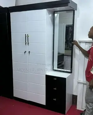 Kabati La Milango Mitatu