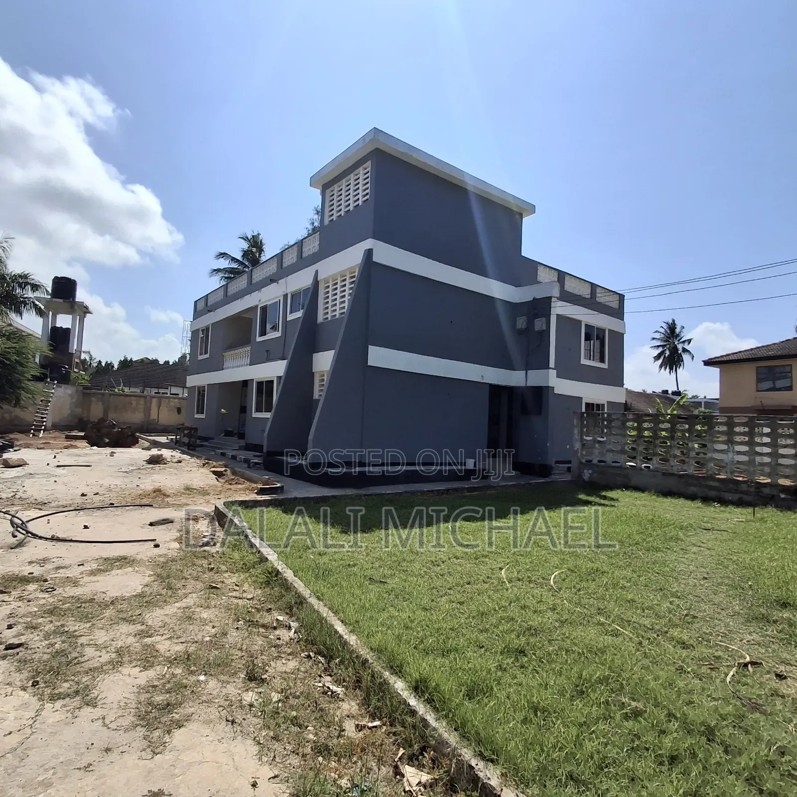 8bdrm Apartment in Mikocheni for sale