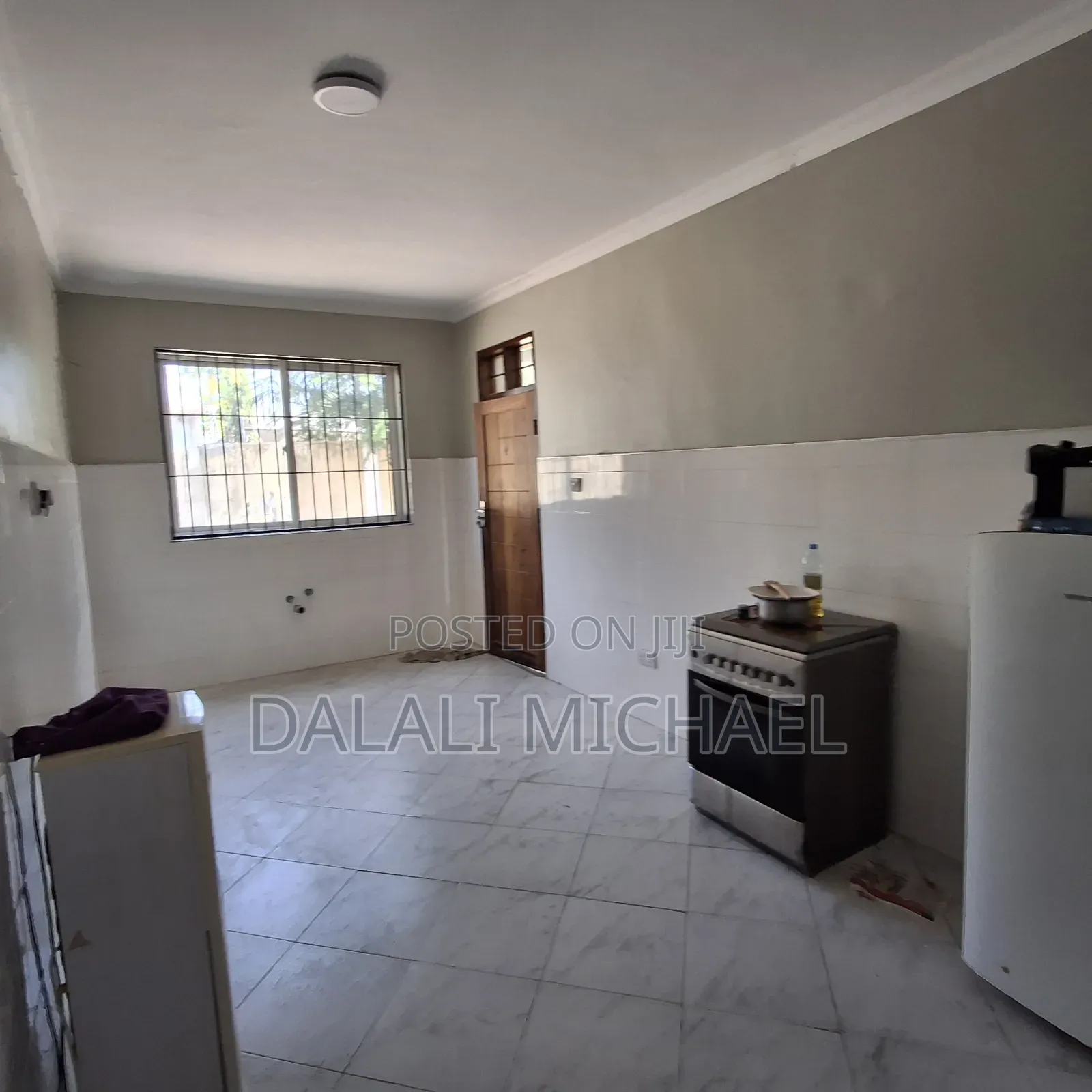 8bdrm Apartment in Mikocheni for sale