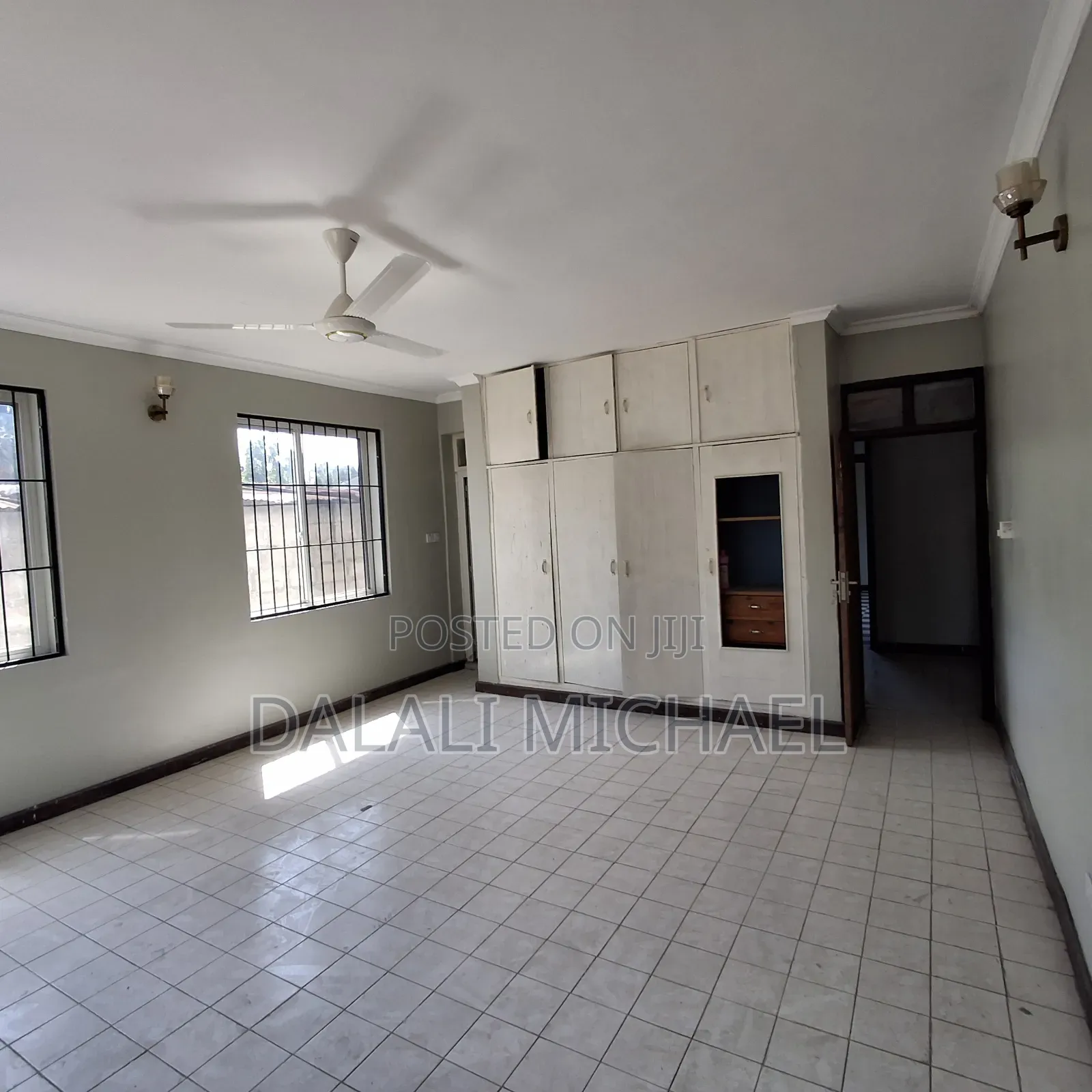 8bdrm Apartment in Mikocheni for sale