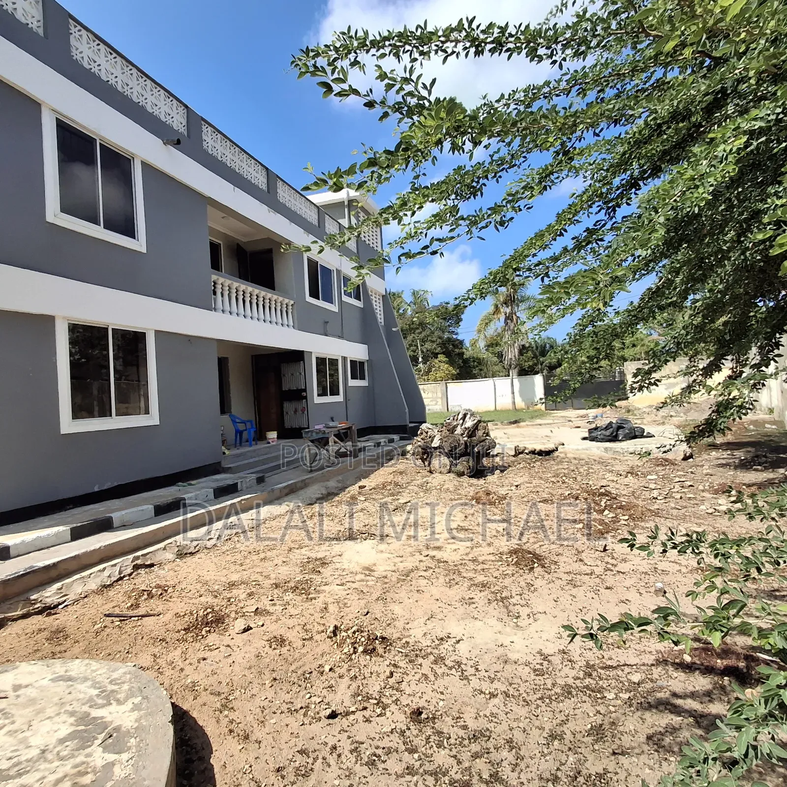 8bdrm Apartment in Mikocheni for sale