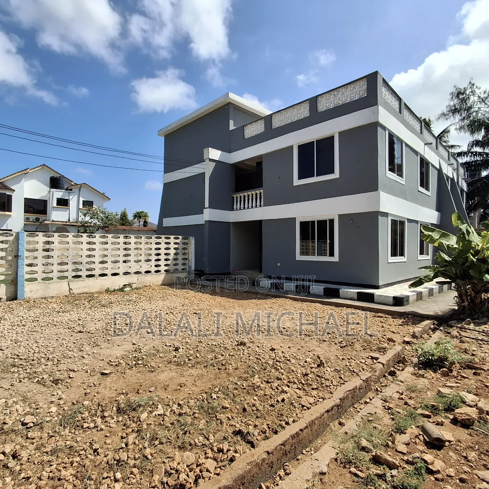 8bdrm Apartment in Mikocheni for sale
