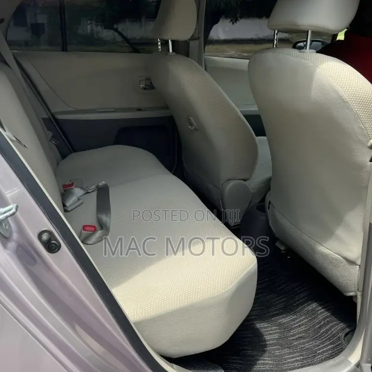 Toyota Vitz 2010 Silver