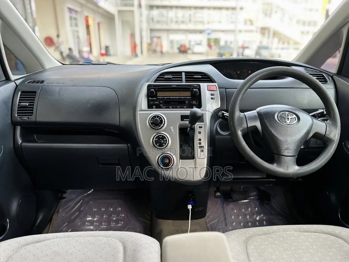 Toyota Ractis 2006 Silver