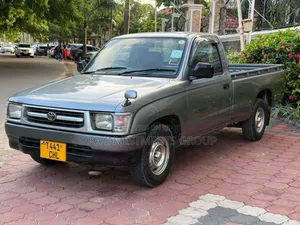 Photo - Toyota Hilux 2002 Silver