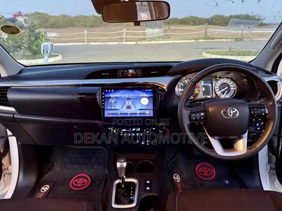 New Toyota Hilux 2022 White