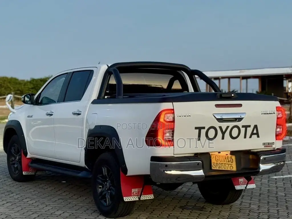 New Toyota Hilux 2022 White