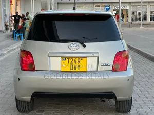 Toyota IST 2004 Gold