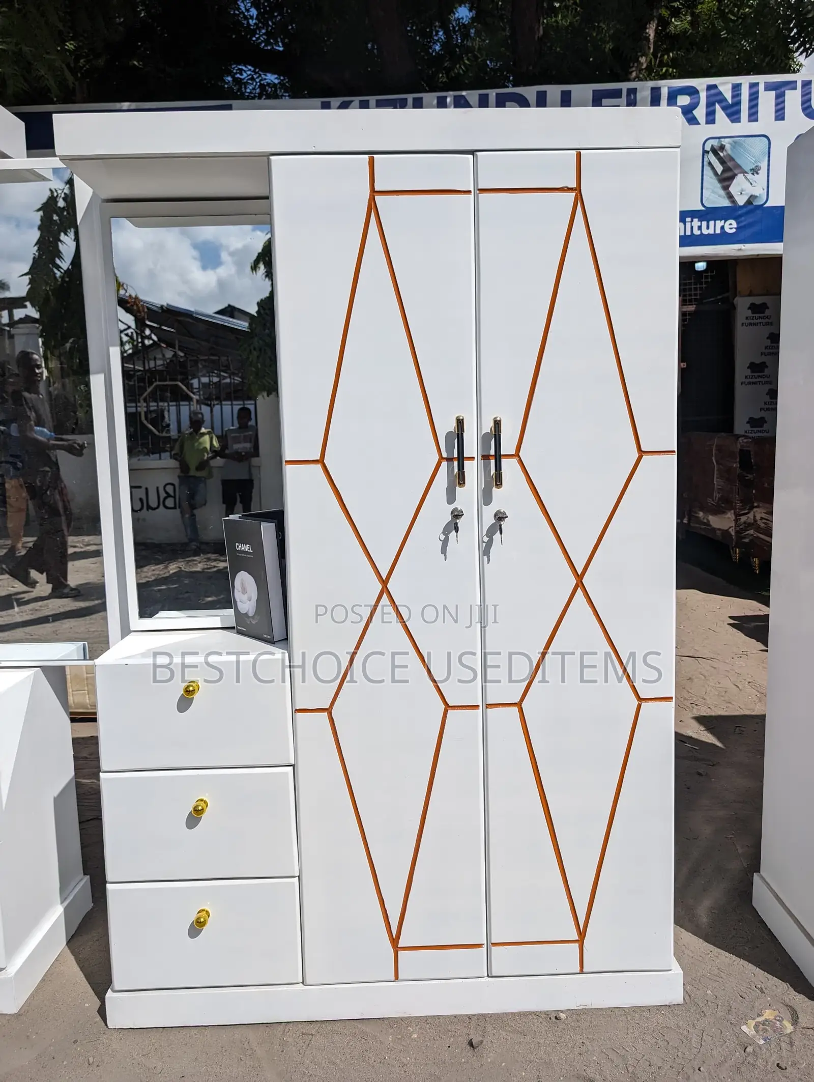 Kabati La Milango Mitatu Mpya Na Unachagua Tukupe