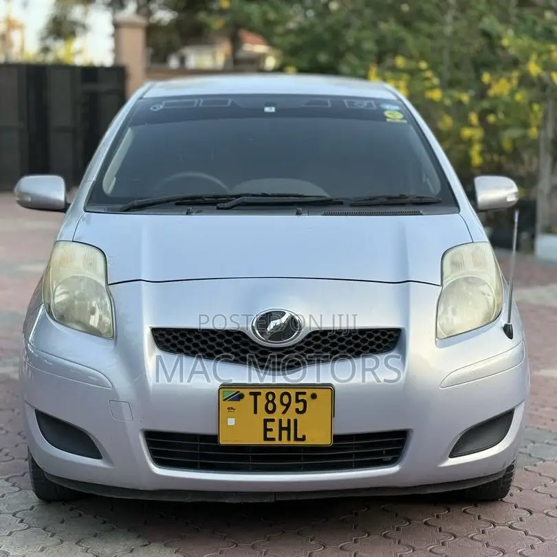 Toyota Vitz 2009 Silver
