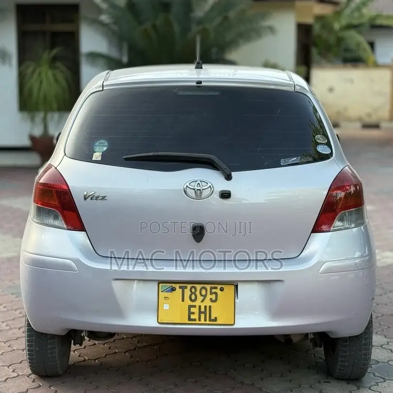 Toyota Vitz 2009 Silver