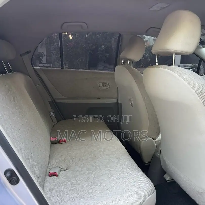 Toyota Vitz 2009 Silver