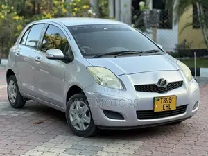 Toyota Vitz 2009 Silver