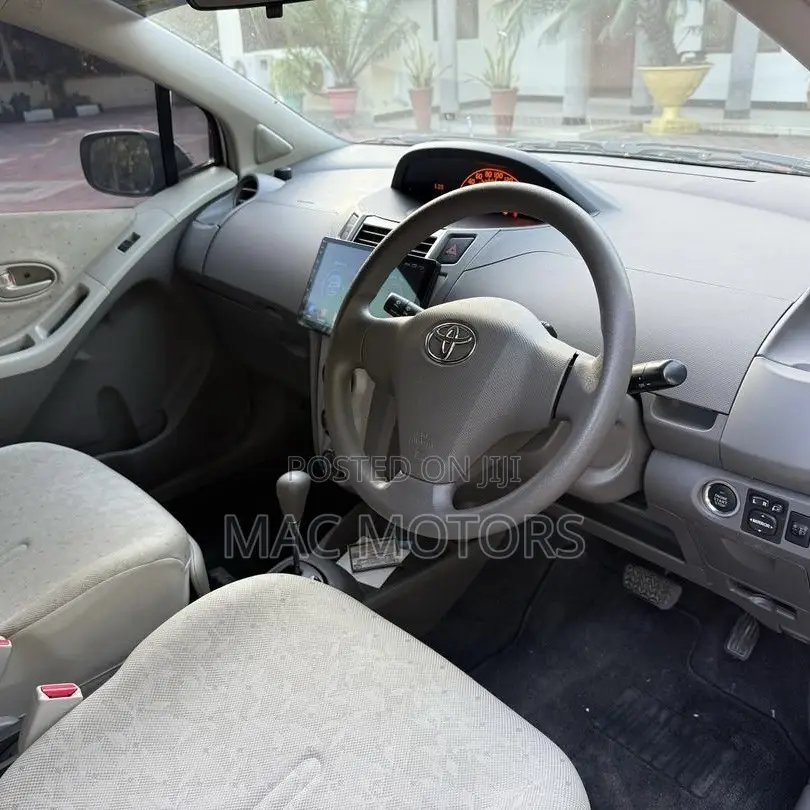 Toyota Vitz 2009 Silver