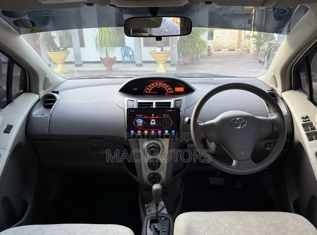 Toyota Vitz 2009 Silver