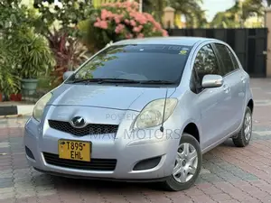 Toyota Vitz 2009 Silver