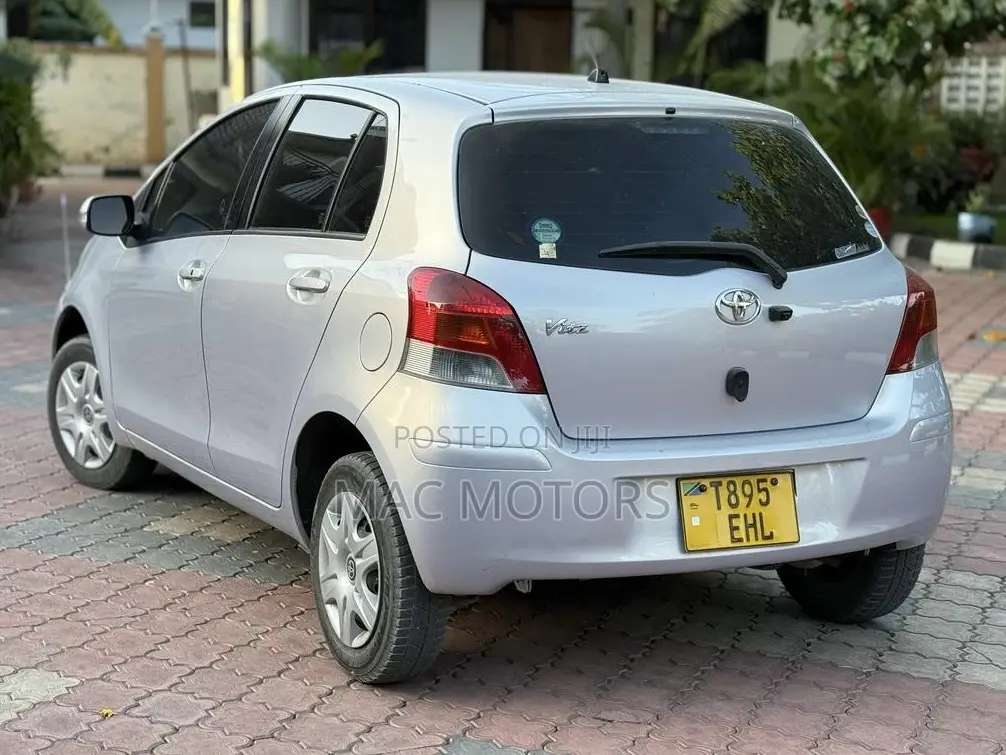 Toyota Vitz 2009 Silver