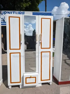 Kabati Milango Mitatu Nzuri La Kuwekea Nguo