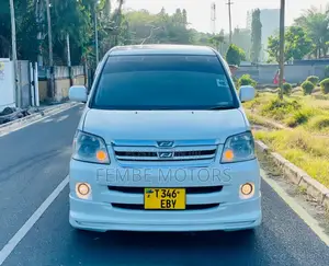 Photo - Toyota Noah 2005 White