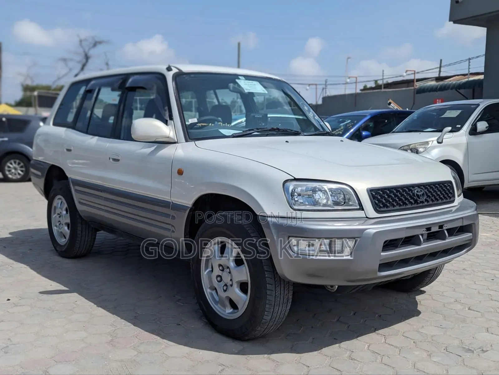 Toyota RAV4 Base 4x4 1999 White