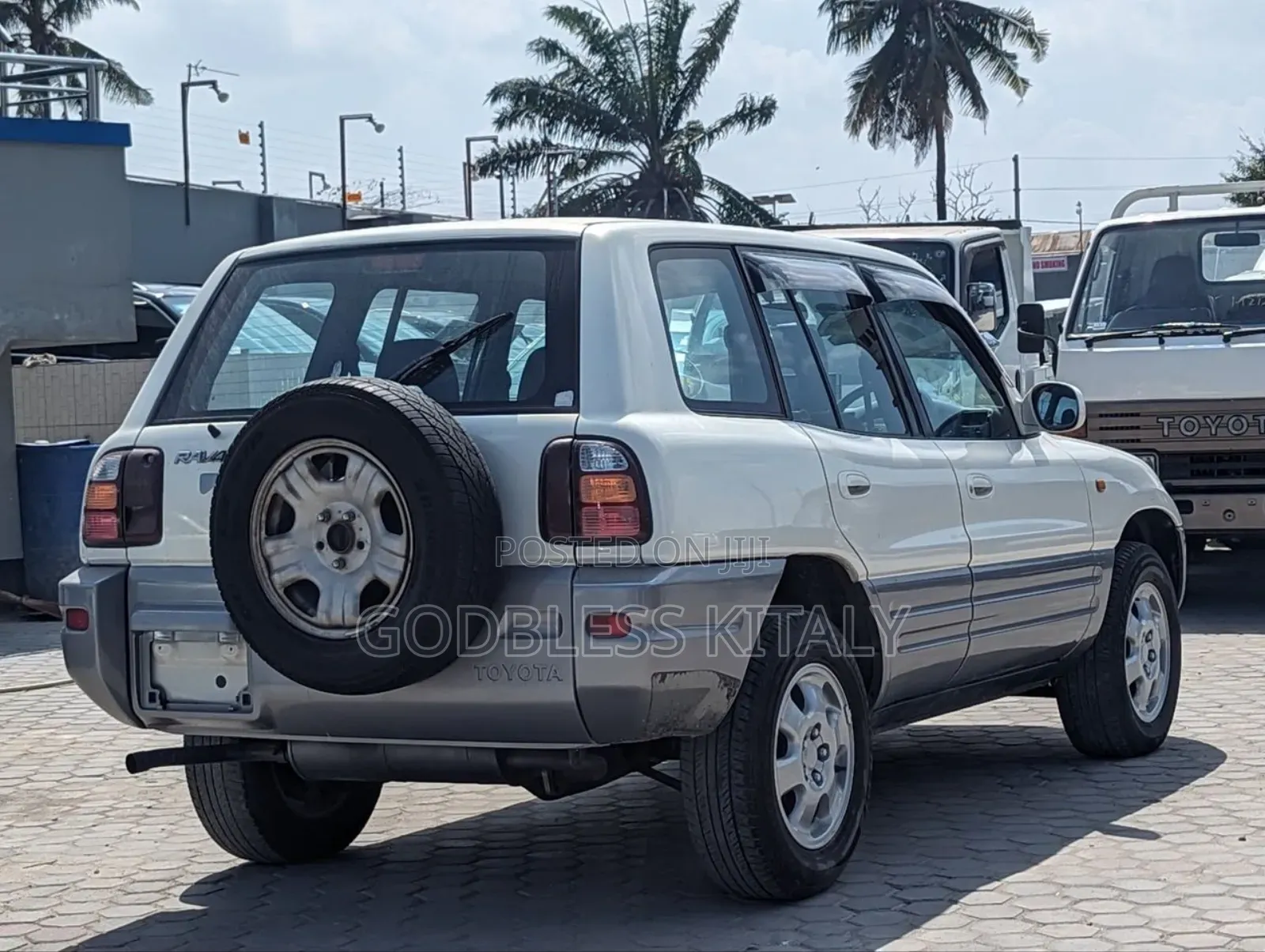 Toyota RAV4 Base 4x4 1999 White