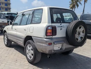 Toyota RAV4 Base 4x4 1999 White