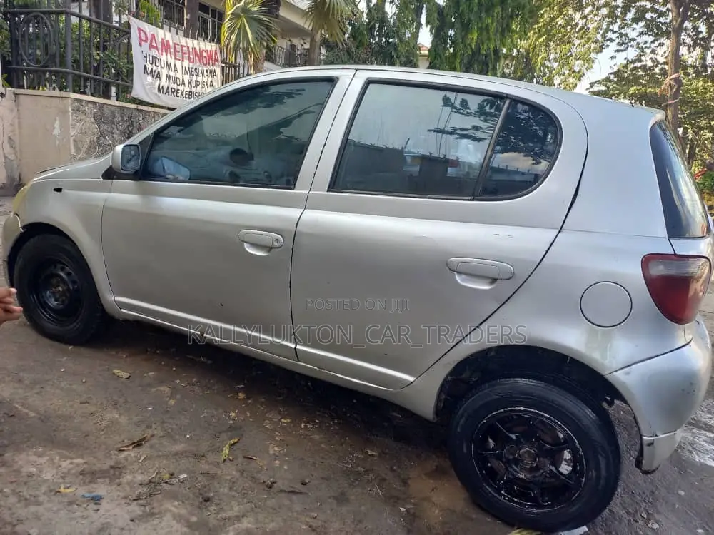 Toyota Vitz 2004 Silver