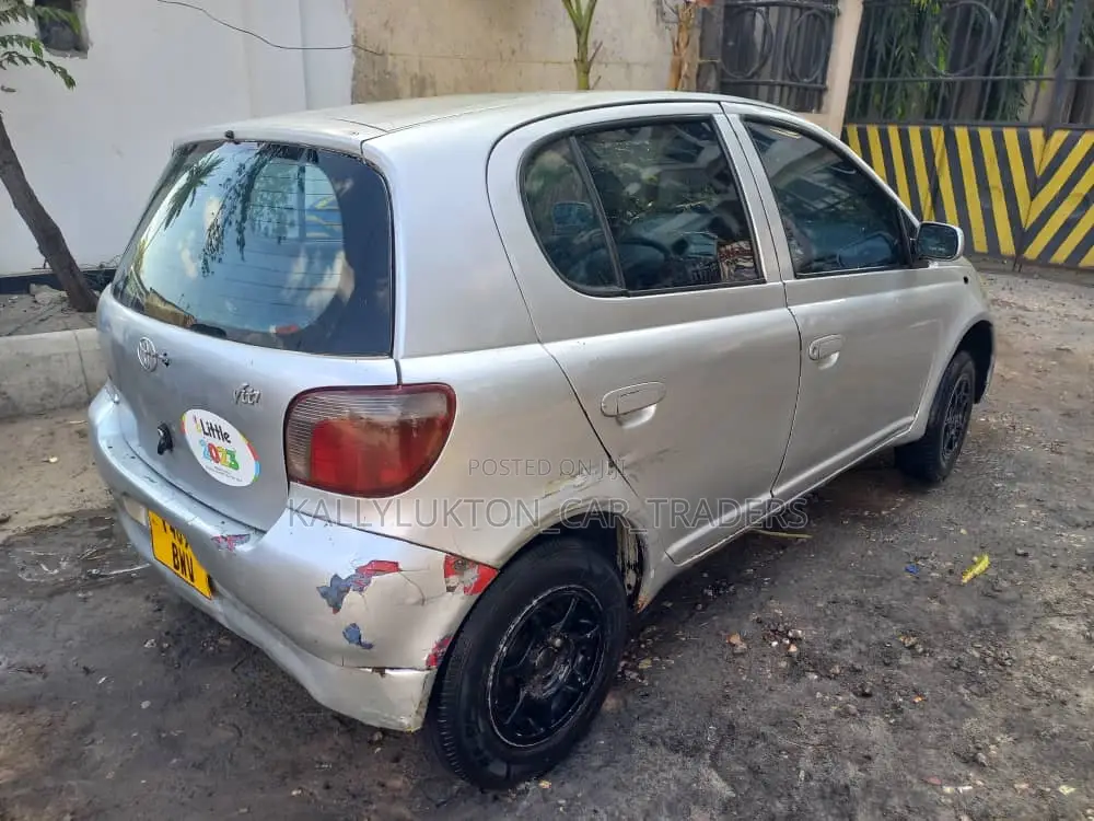 Toyota Vitz 2004 Silver
