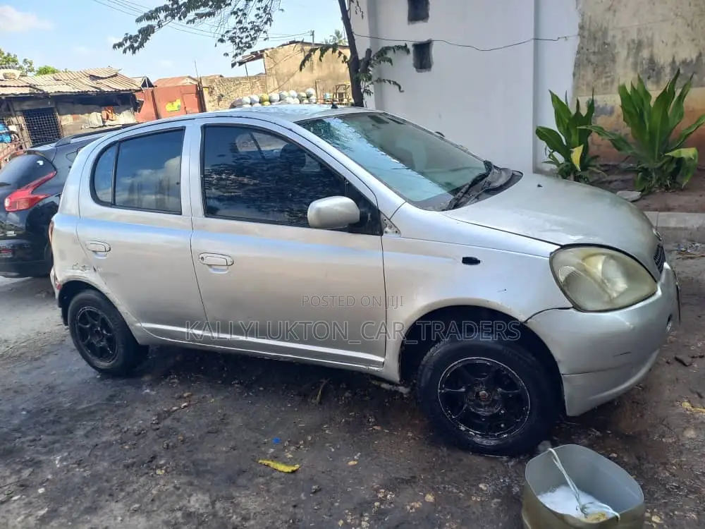 Toyota Vitz 2004 Silver