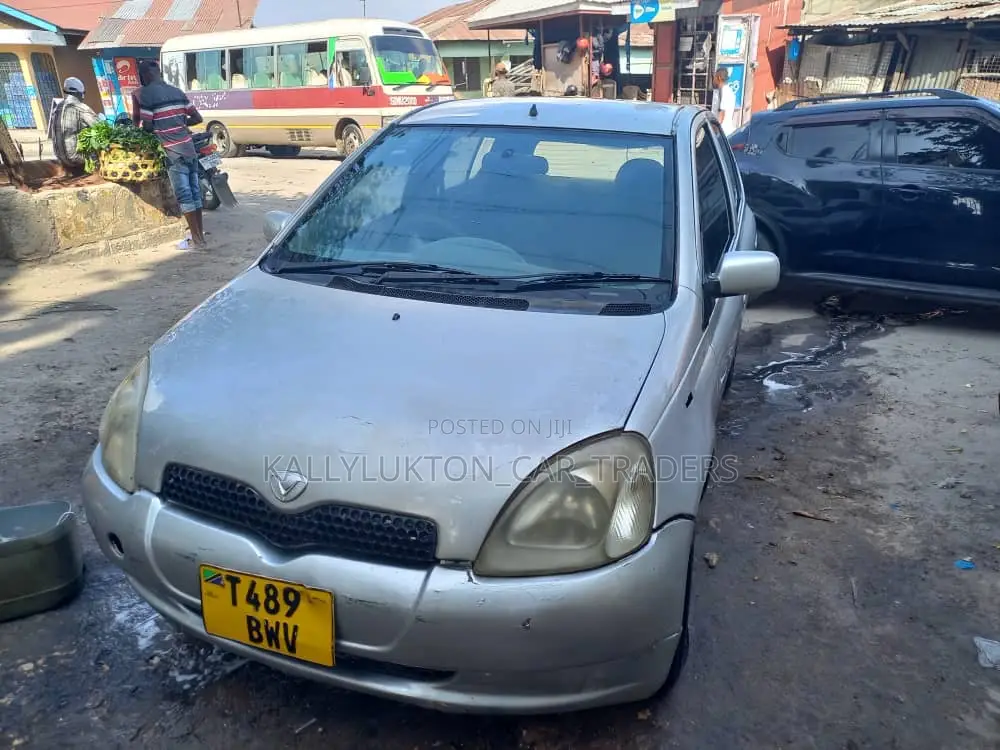 Toyota Vitz 2004 Silver