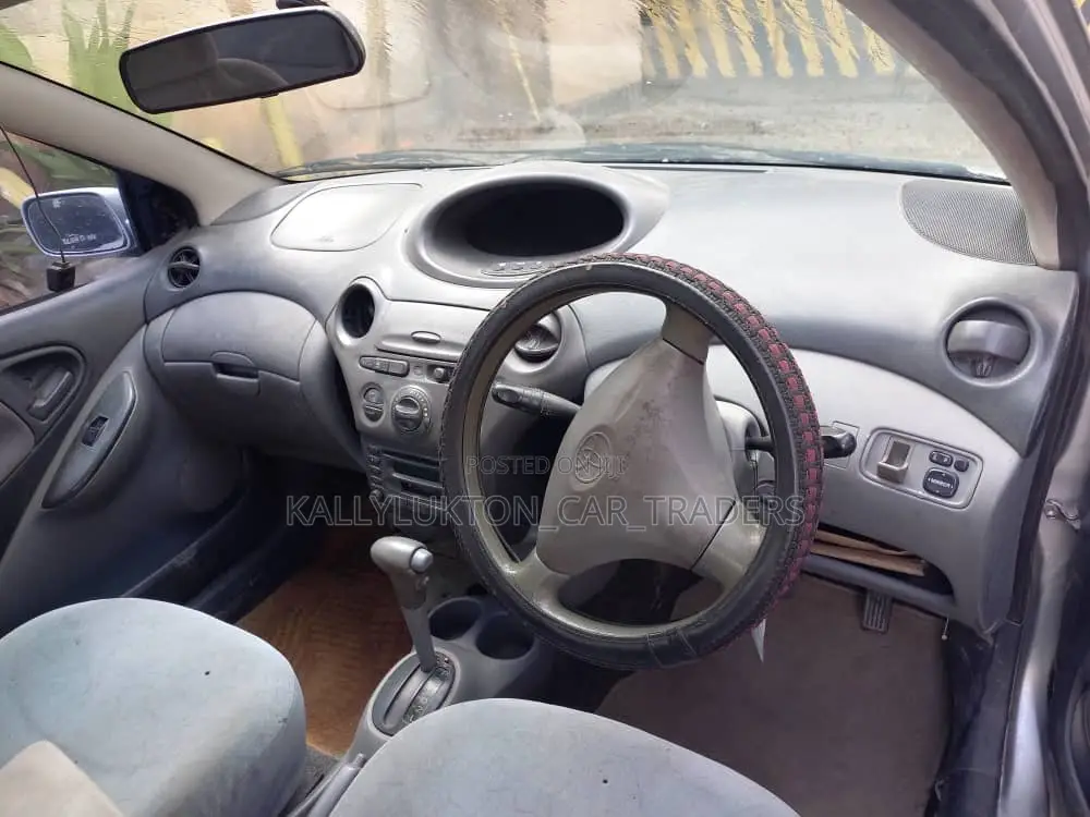 Toyota Vitz 2004 Silver