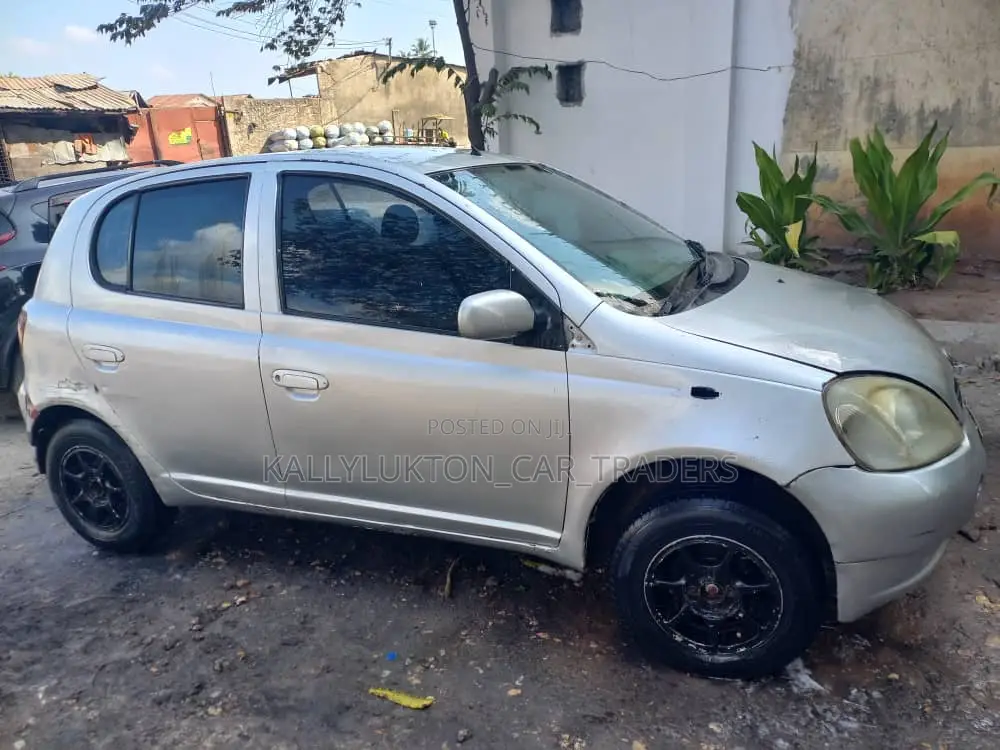 Toyota Vitz 2004 Silver