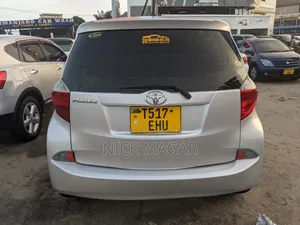 Toyota Ractis 2010 Silver